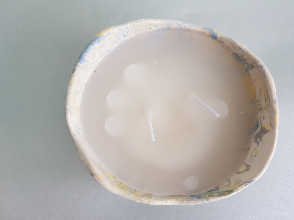 Marmorierte Schale mit Kerze